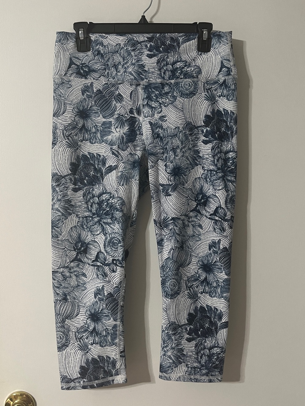 Fabletics Blue Floral Swirl Pattern Capris